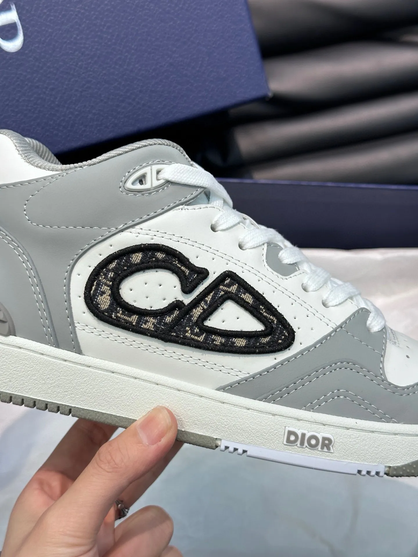 Ex-factory price: 440💰DIOB57 mid-top sneakers are shipped. This B57 mid-top sneaker is a new product in the 2024 spring men's wear series. It reinterprets the basketball shoe design and has become a classic item of Dior. Mid-top lace-up style crafted from color-blocked cow leather with contrasting suede and a CD logo displayed on the side. The tongue is decorated with the Dior B57 logo, and various distinctive details enhance the style. The CD logo eyelet details, upper stitching and rubber panels highlight the dynamic charm of its sports style. With two-color rubber sole, mesh fabric lining and cotton lining for foot padding, the upper foot is comfortable and breathable. Can be paired with a variety of clothing to create a sophisticated look. Code 38-44, (45 can be customized)